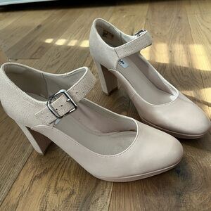 Clark’s Pink Mary Jane pumps